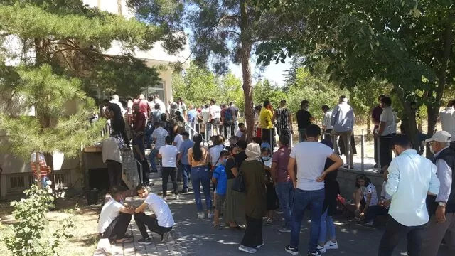 Kayseri'de dikkat çeken ''koronavirüs testi'' kuyruğu