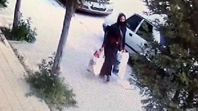 Girdiği evdeki tül perdeleri çaldı
