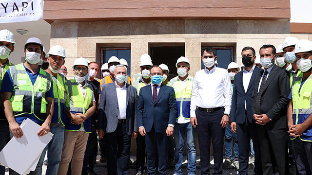 Bakan Kurum, Elazığ'da depremzedeler için inşası süren konutları inceledi