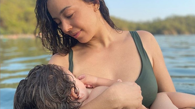 Azra Akın'ın oğlunu denizde emzirdi sosyal medya sallandı