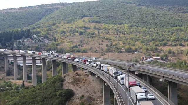 TEM'de kaza! Kilometrelerce uzunlukta araç kuyruğu oluştu