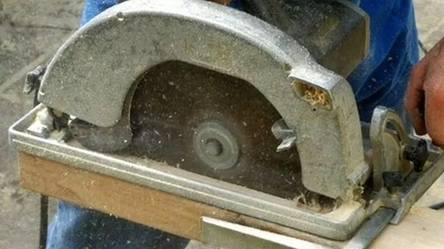 Sigortadan para alabilmek için elini testereyle kesen kadın suçlu bulundu