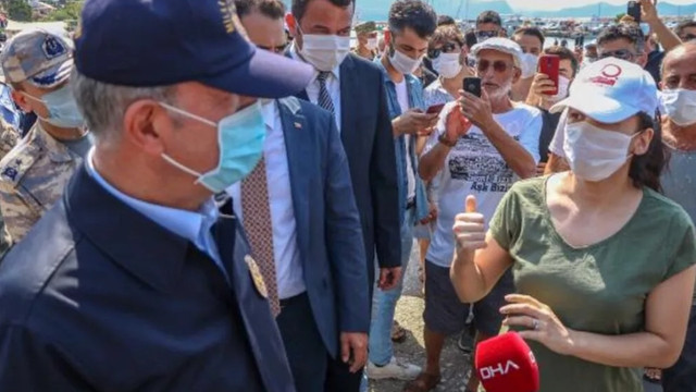 Bakan Akar'ın zor anları! Bir kadın yaklaşıp silah istedi
