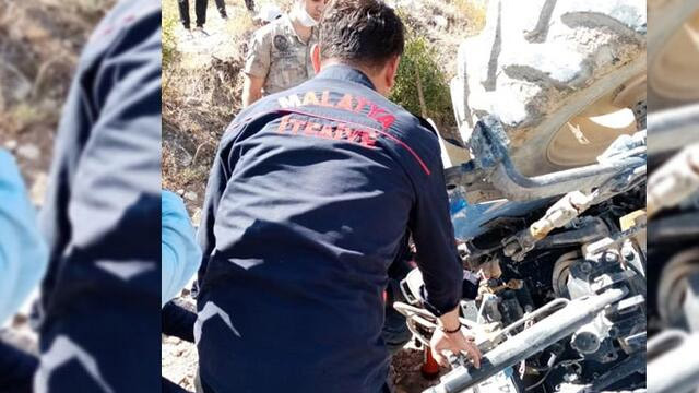 Şarampole devrilen traktör can aldı