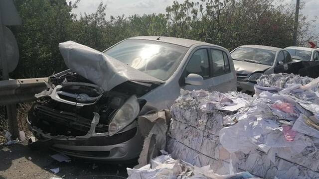 Freni boşalan kamyon devrildi! 9 araç hasar gördü