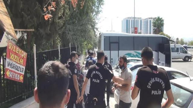 Adliye önünde iki aile birbirine girdi! Yaralılar ve gözaltılar var!