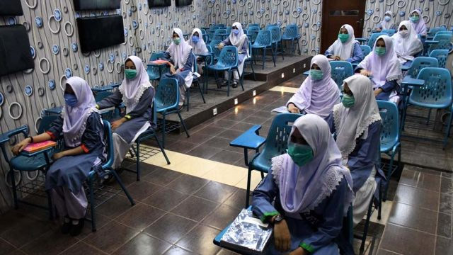 Pakistan'da çocuklar 6 ay sonra yeniden okullarına kavuştu