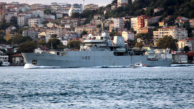 İngiliz araştırma gemisi İstanbul Boğazı'ndan geçti