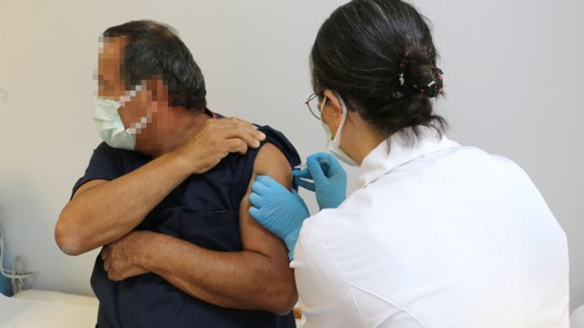 Türkiye'de ilk koronavirüs aşısında ilk gönüllü uygulaması yapıldı