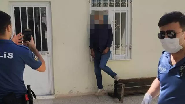 Cami avlusunda pencereye iple asılı erkek cesedi bulundu