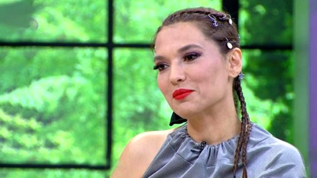 Demet Akalın komşularını ifşa etti