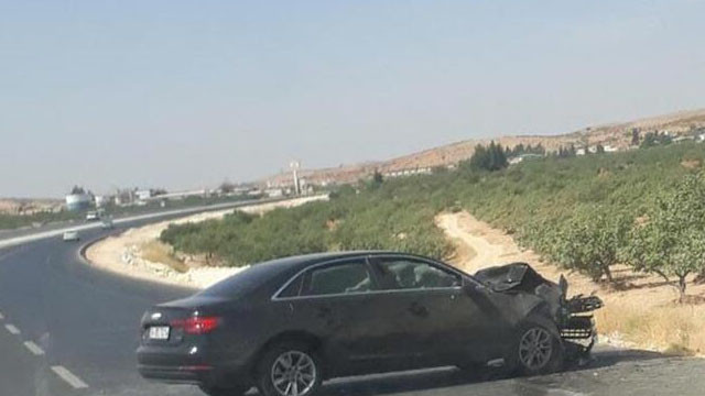Gaziantep'te lüks otomobil başka bir araca çarptı: 3 yaralı