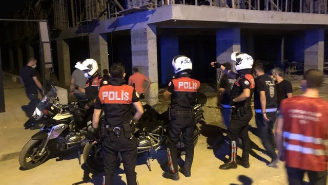 Elleri kelepçeli olarak polis aracından atlayıp kaçtı