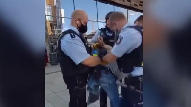 Alman polisinin görme engelli kişiye şiddeti kamerada