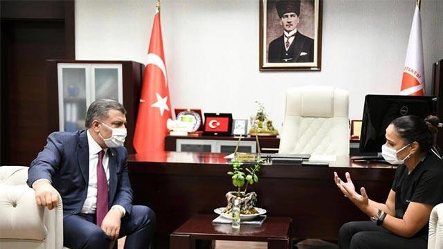 Bakan Koca saldırıya uğrayan sağlık çalışanlarını ziyaret etti