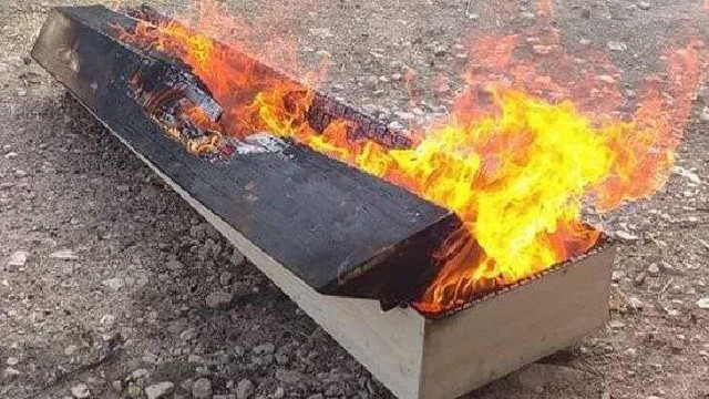 Burası Türkiye! Koronavirüsten ölen kişinin tabutu yakıldı