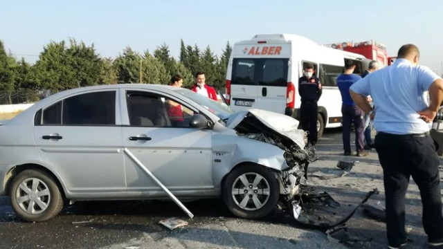 Servis minibüsü ve otomobil kafa kafaya çarpıştı