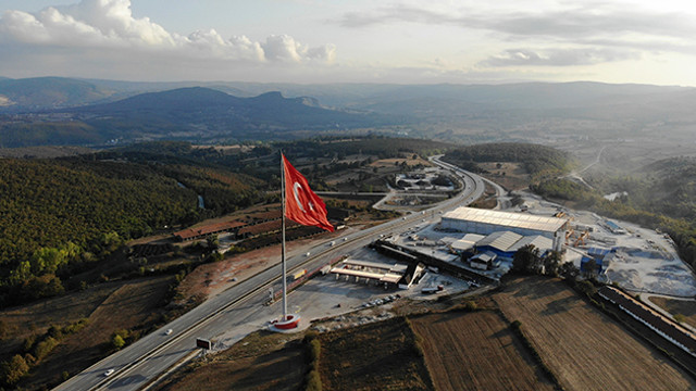 Türkiye'nin en büyük bayrağını gönderde!