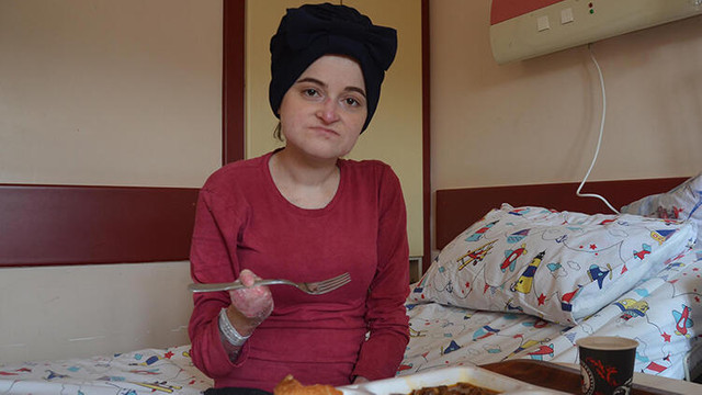 Kelebek hastası genç kadın, 27 yıl sonra ilk kez et yedi