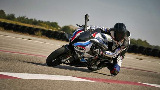 BMW yeni canavarını tanıttı: BMW M 1000 RR