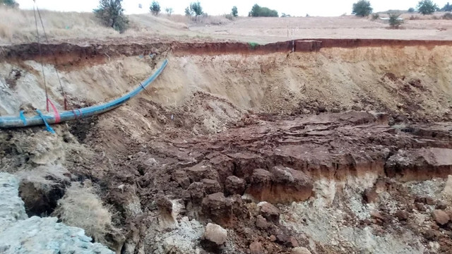 Tekirdağ'da 10 metrelik dev çukur oluştu