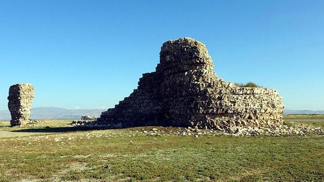 Suların altından tarihi kale çıktı