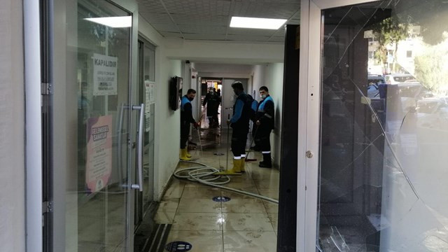 İstinat duvarı yıkılınca belediye binasını su bastı