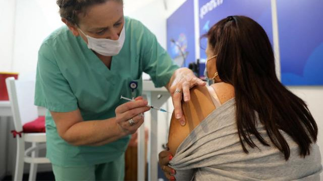 Nüfusun yüzde 25'ine aşı yapılan İsrail'de vaka sayısı patladı