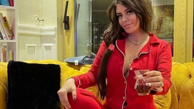 Ebru Polat ''ev modu'' dekoltesi olay oldu
