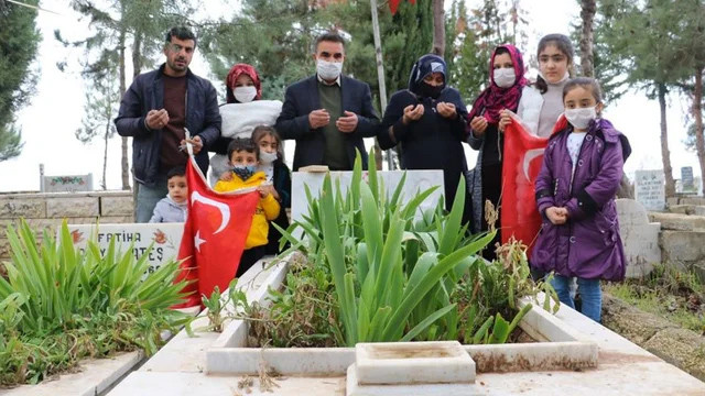 Şehit ailesi mezar başında sevinç gözyaşları döktü
