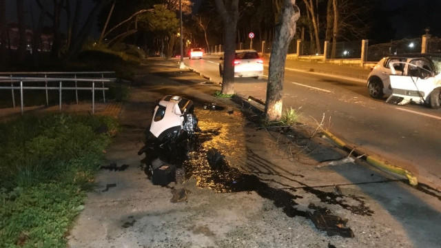 Bakırköy’de otomobil ağaca çarptı: 4 yaralı