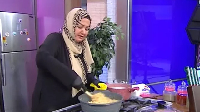 Babasını koronadan kaybeden ünlü sunucu canlı yayında helva kavurdu