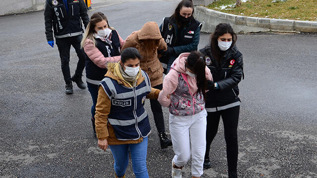 Şantajla fuhuş yaptıran çeteye operasyon