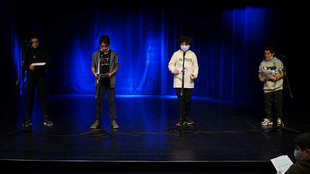 Kadikoy De Pandemide Radyo Nostaljisi Yerel