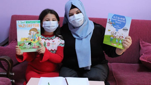 Kızıyla birlikte uzaktan eğitime katılan anne okuma yazma öğrendi