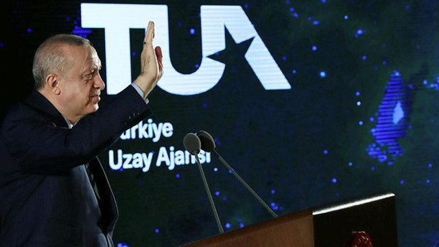 ''Ay'a niye gidiyoruz, uzayda namaz kılmak için mi?''