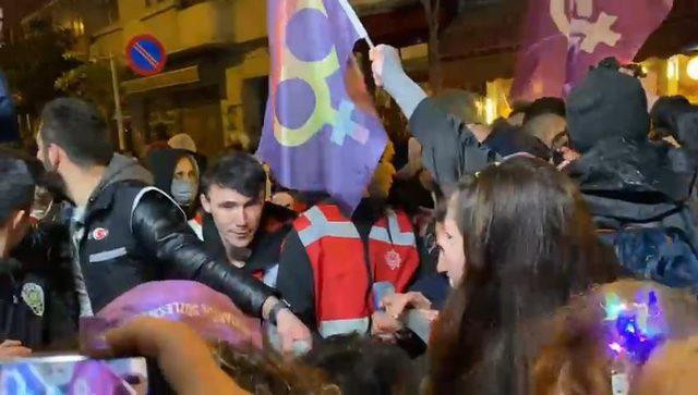 Taksim meydanında gergin anlar: Yürümek isteyen kadınlara polis müdahalesi - Resim : 3