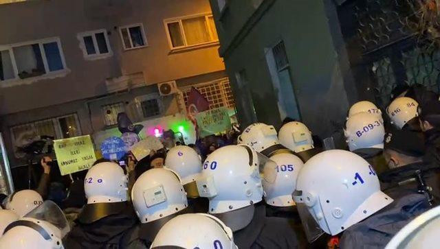 Taksim meydanında gergin anlar: Yürümek isteyen kadınlara polis müdahalesi - Resim : 1