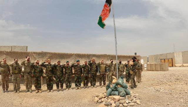 ABD bayrağı indirildi, Afganistan bayrağı göndere çekildi - Resim : 1