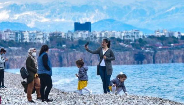 Antalya'da güneşli havayı fırsat bilenler deniz keyfi yaptı - Resim : 1