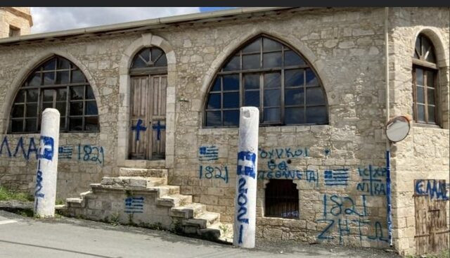 Camiye ''haç'' çizip, ''Türklere ölüm'' tehditleri yazıldı - Resim : 1