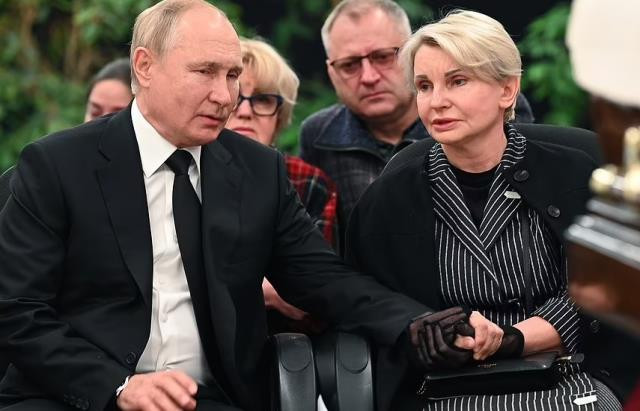 Putin'in zor anları... Tabutun başında gözyaşı döktü - Resim : 1