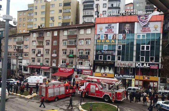 AK Parti ilçe binasının çatısına çıkıp Cumhurbaşkanı'na hakaret etti, gözaltına alındı - Resim : 1