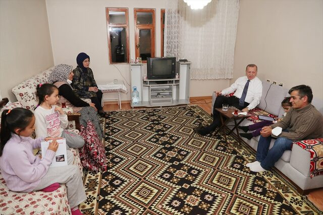 Cumhurbaşkanı Erdoğan bir ailenin evinde iftar yaptı - Resim : 1