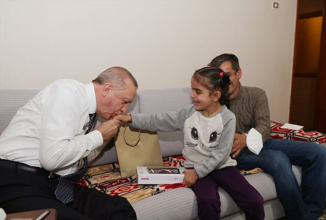 Cumhurbaşkanı Erdoğan bir ailenin evinde iftar yaptı - Resim : 2