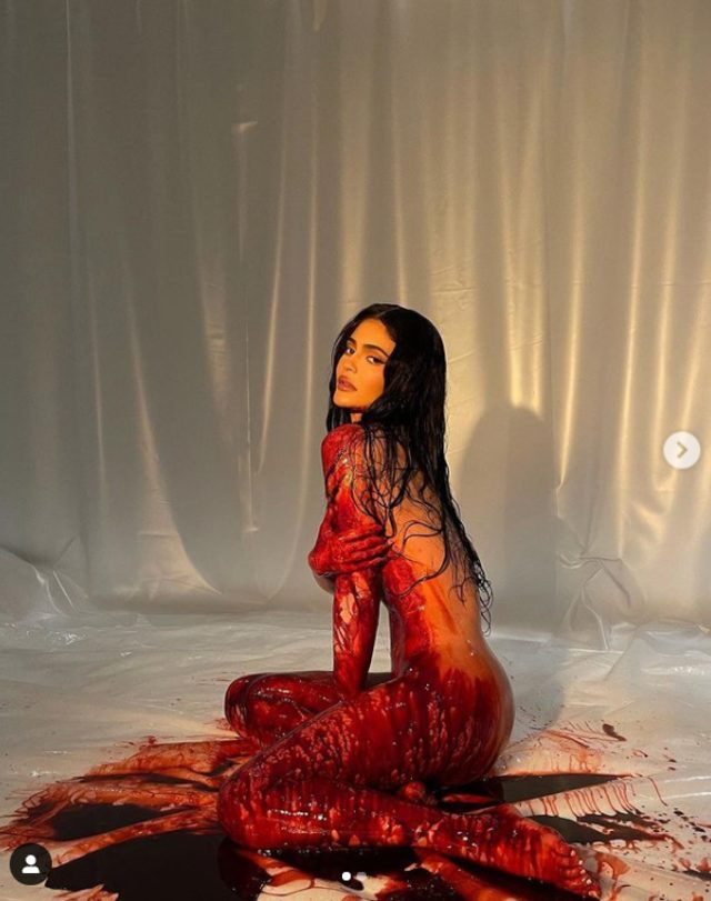 Hayranları kanlar içinde çırılçıplak poz veren Kylie Jenner’ı eleştirdi - Resim : 1