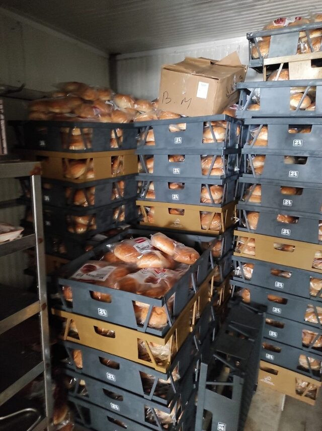 Bodrum'da şoke eden görüntü: Tarihi geçmiş hamburger ekmeklerine el koyuldu - Resim : 1