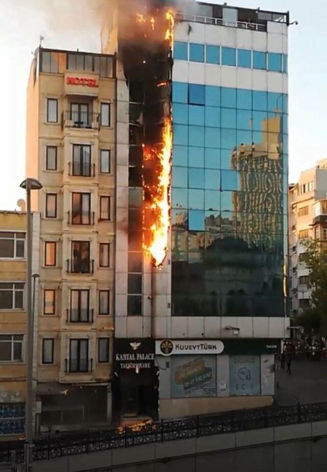 Taksim'de korkutan yangın: Alevler gökyüzünü sardı - Resim : 1