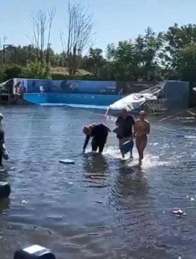 İstanbul'da havuz patladı, okul bahçesi göle döndü - Resim: 4