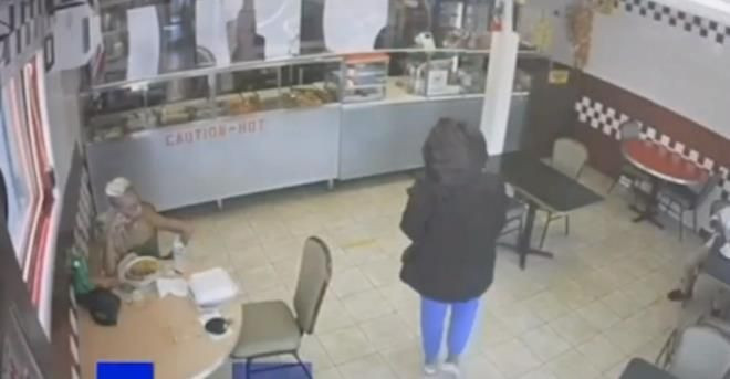 14 yaşındaki kız çocuğu, yeni doğurduğu bebeğini restorandaki müşteriye bırakıp kaçtı - Resim: 1